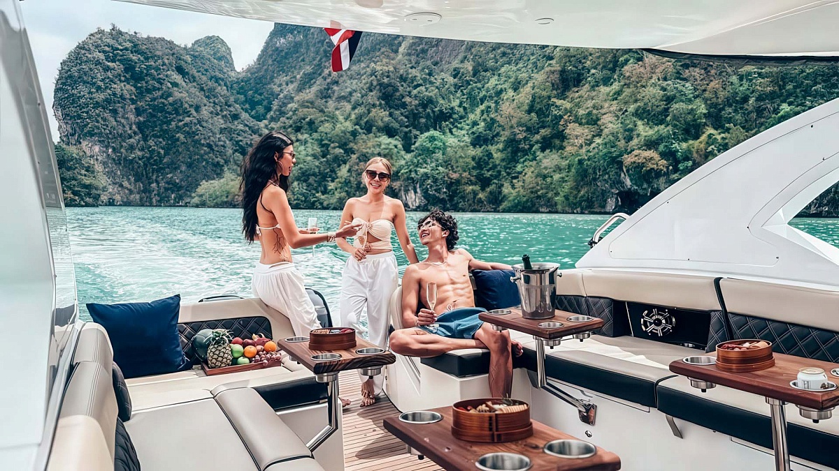 Аренда катера Luxury Cruiser 42 Ocean Pearl на Пхукете - столы в салоне